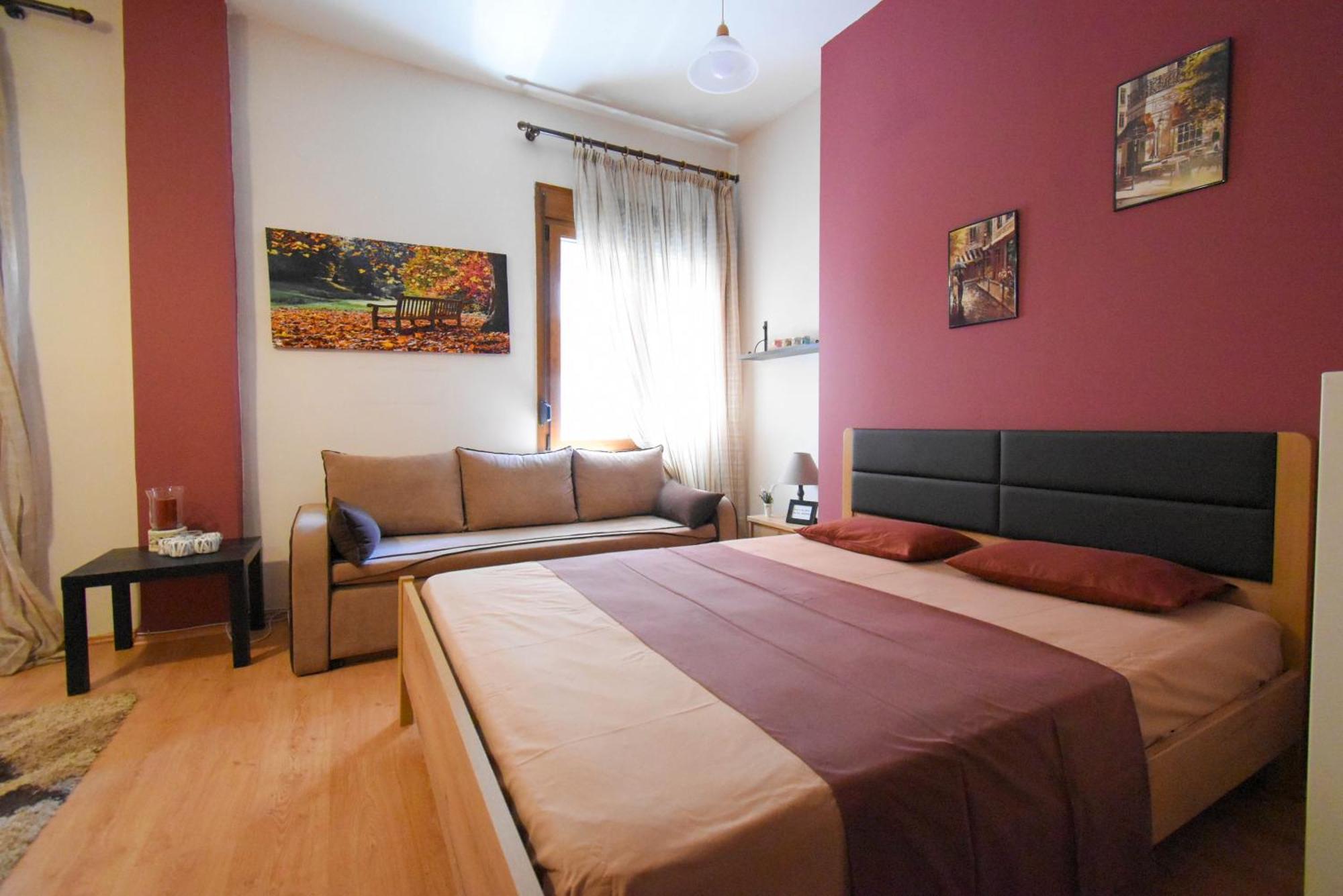 Center Studios Kavála Bilik gambar