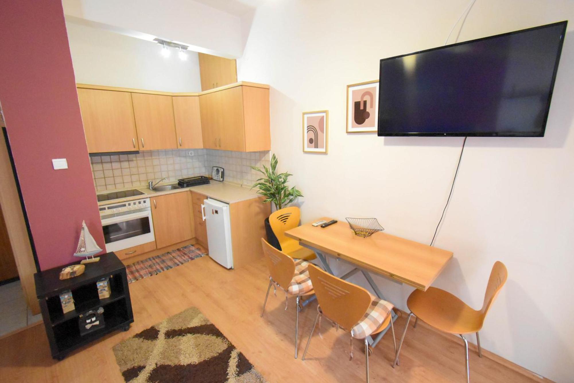 Center Studios Kavála Bilik gambar