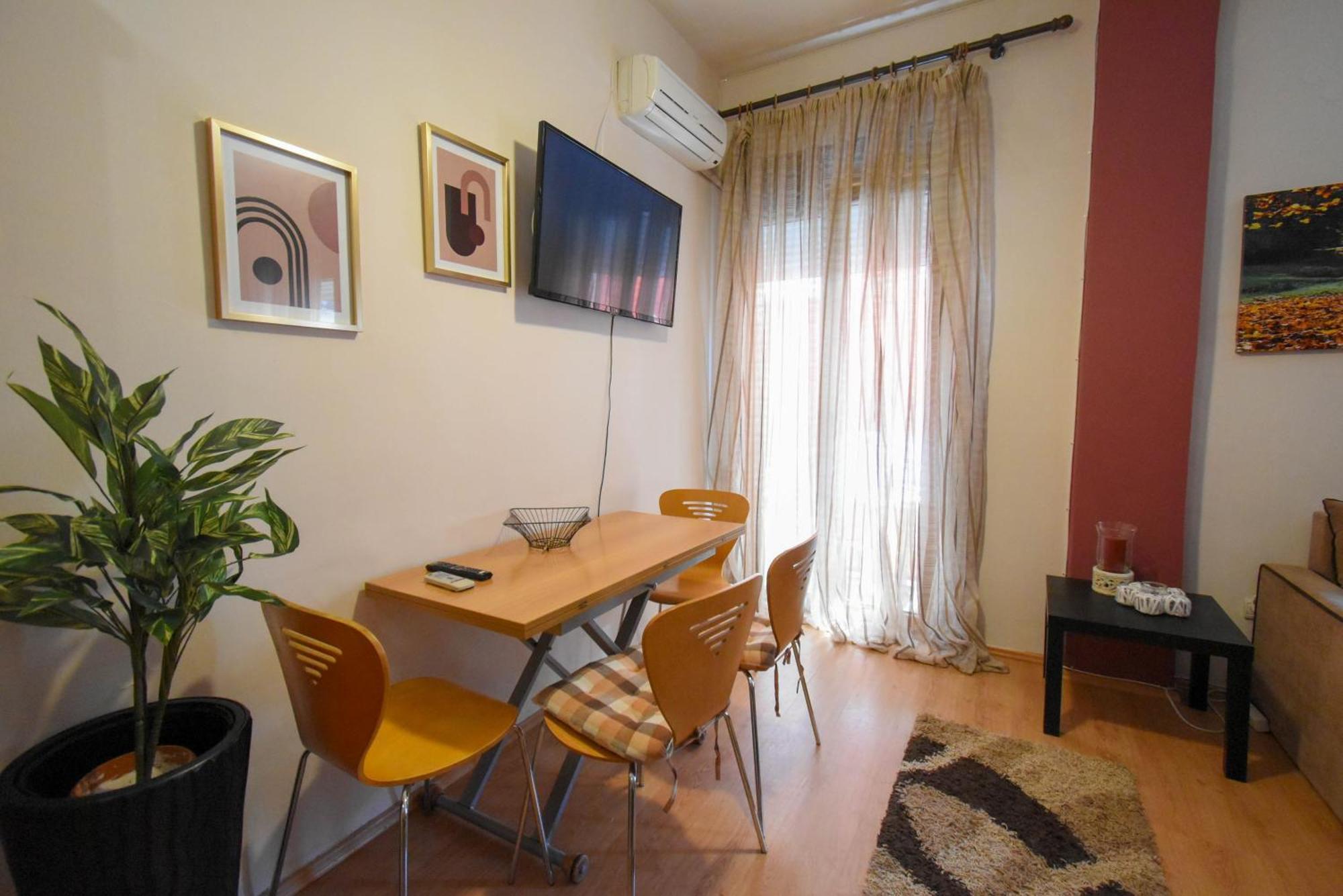 Center Studios Kavála Bilik gambar