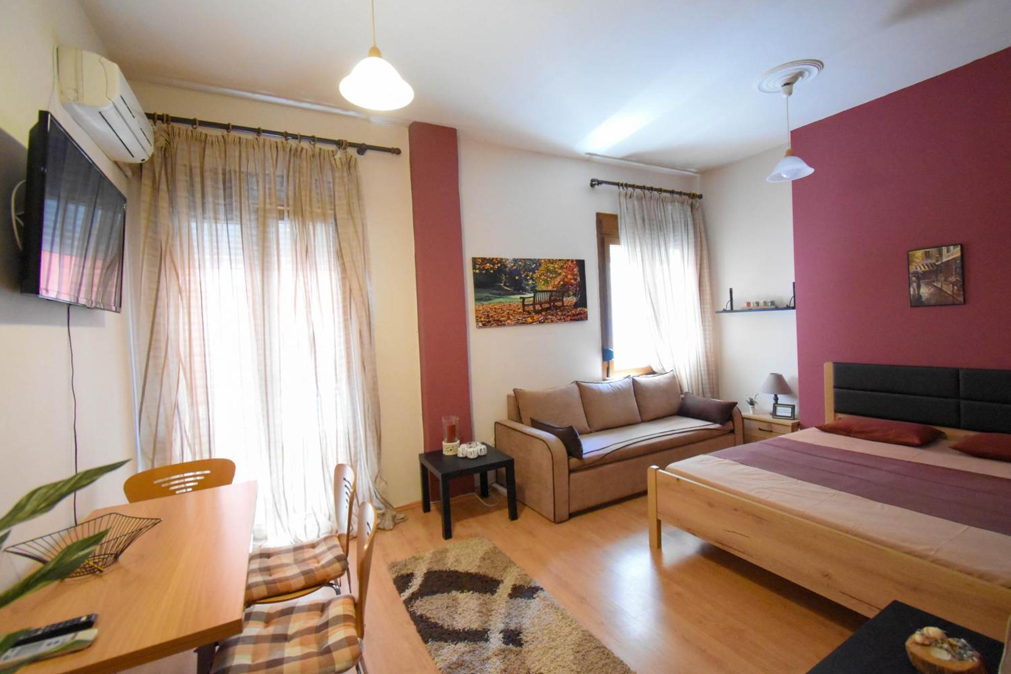 Center Studios Kavála Bilik gambar